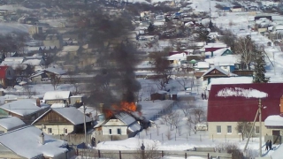 В Саратове горит жилой дом