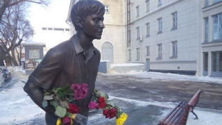 В Саратове горожане несут цветы к памятнику Олегу Табакову