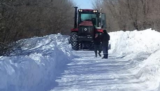 В Ершовском районе прочищают дорогу к заваленному снегом поселку