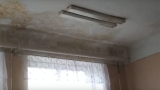 В саратовском колледже радиоэлектроники студенты занимаются под протекающими потолками В саратовском колледже радиоэлектроники студенты занимаются под протекающими потолками