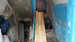 На Брянской обвалилась лестница в подъезде, на которую жаловались жильцы