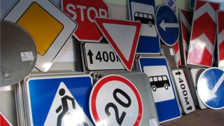 Генпрокуратура: В Саратове оплатили установку 780 нелегальных дорожных знаков