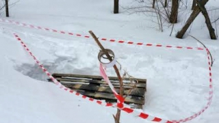 В Саратове чиновники хвалятся деревянным поддоном на колодце, куда упал ребенок