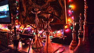 В Саратове в кальянной разрешали курить девочкам В Саратове в кальянной разрешали курить девочкам