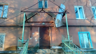 В Саратове глыба льда обрушила козырек над подъездом жилого дома