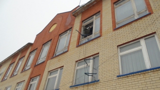 В Пугачеве из-за схода снега со школы сорвалась 9-метровая конструкция