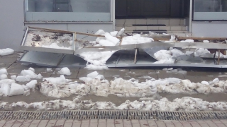 В Саратове снег с крыши разрушил несколько вывесок на проспекте Кирова