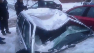 В Саратове на Гвардейской снег с крыши дома раздавил «ВАЗ»
