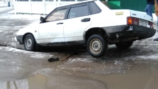 В Саратове на Ипподромной у отдела полиции в яму провалился «ВАЗ»