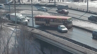 На Орджоникидзе перекрыто движение по мосту из-за ДТП с автобусом