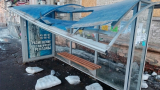 В Саратове глыба льда искорежила автобусную остановку