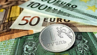 Курс российского рубля к евро и доллару обвалили санкции США