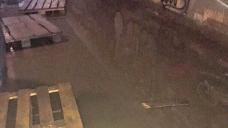 На 2-й Дачной в затопленном подземном переходе люди прыгают на поддонах
