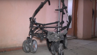 В Саратове пенсионер похитил из парка детскую коляску и сжег ее