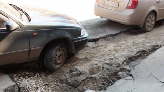 В центре Саратова автомобиль припарковался в дорожный провал
