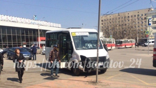 На Привокзальной площади автобус протаранил столб со знаком остановки