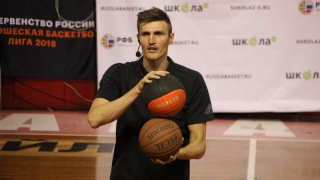Легендарный баскетболист Андрей Кириленко учил юных саратовцев бросать мяч