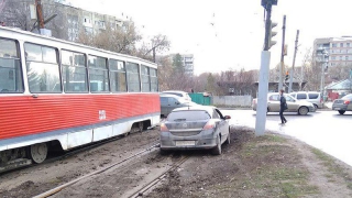 Саратовцы опаздывают на работу из-за застрявшей на путях иномарки Саратовцы опаздывают на работу из-за застрявшей на путях иномарки