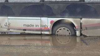 На кольце 10-го троллейбуса в одну яму угодили два автобуса