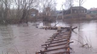 Разрушенный паводком мост в Петровске затруднил сообщение жителей отдаленного поселка с центром