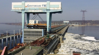 Из-за сброса воды Саратовской ГЭС уровень воды в Волге поднялся на полметра Из-за сброса воды Саратовской ГЭС уровень воды в Волге поднялся на полметра