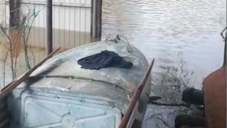 Жители Балашова добираются до работы на лодках. Видео