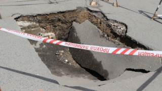 В Саратове напротив офисного центра провалился тротуар