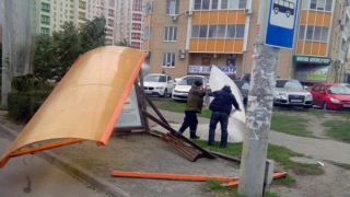 ГУ МЧС посоветовало саратовцам «держаться подальше от остановок» из-за ветра ГУ МЧС посоветовало саратовцам «держаться подальше от остановок» из-за ветра
