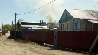 В Саратове огонь с горящего мусора перекинулся на сарай и дом