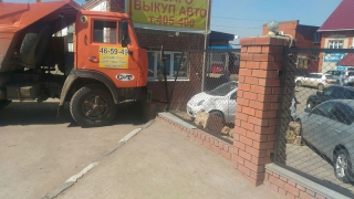 «КамАЗ» врезался в ограду авторынка и повредил 3 машины