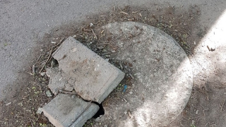 В центре Саратова прохожих и автомобилистов поджидают проседающие и сломанные люки В центре Саратова прохожих и автомобилистов поджидают проседающие и сломанные люки