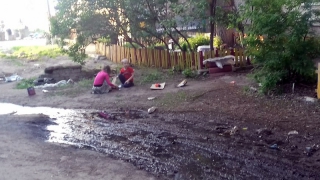 В Саратове дети играют возле коммунального «ручья» из расселенных домов