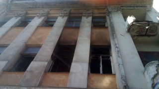 Пожар в доме Яхимовича. После тушения с балкона обвалилась груда кирпичей