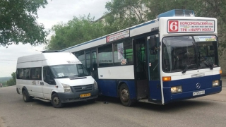 В Саратове маршрутка столкнулась с автобусом