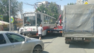 Из-за столкновения вагона и эвакуатора в Саратове встали трамваи и троллейбусы 