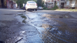 В центре Саратова вода заливает проезжую часть В центре Саратова вода заливает проезжую часть