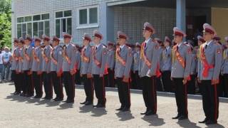 В Саратове УМВД поздравило выпускников-кадетов из школы с полицейским классом