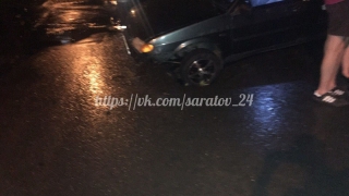 В Саратове водитель заехал в яму и пробил головой лобовое стекло В Саратове водитель заехал в яму и пробил головой лобовое стекло