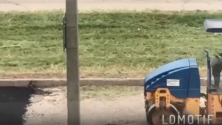 Очевидец: В Балакове дорожные рабочие «асфальтировали» свежескошенную траву