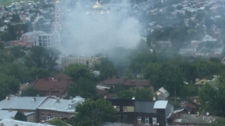 Пожарные тушат жилой дом в центре Саратова