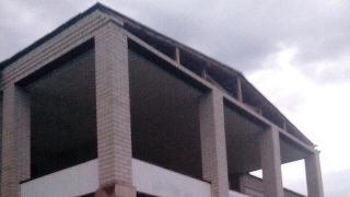 В Базарно-Карабулакском районе восстанавливают снесенную ветром кирпичную кладку школы
