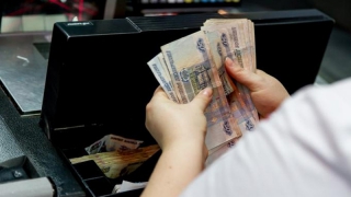 В Саратове пришедшая на стажировку продавщица похитила из кассы 27 тысяч В Саратове пришедшая на стажировку продавщица похитила из кассы 27 тысяч