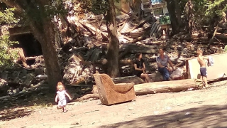 Очевидец: Жители Заводского района устроили пикник с детьми у развалин дома