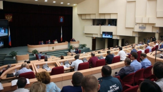 В Саратовской облдуме разразилась острая дискуссия по выступлениям депутатов и ведению заседаний
