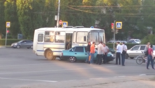 В Балакове на перекрестке столкнулись иномарка и автобус