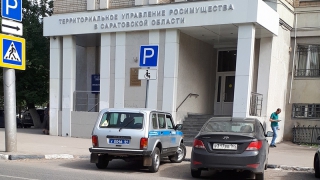 Саратовцы заметили полицейскую машину под знаком «Парковка для инвалидов»