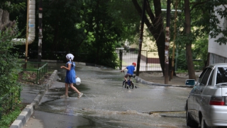 В Саратове дети устроили водные аттракционы на месте коммунальной аварии
