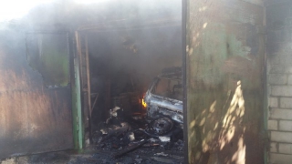 В Саратовской области в гаражах сгорели «Киа» и «Нива»