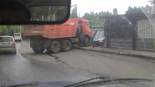 На Ново-Астраханском шоссе грузовик протаранил ограждение На Ново-Астраханском шоссе грузовик протаранил ограждение
