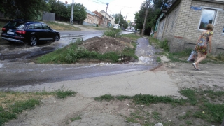 В Саратове вырвавшаяся из коммуникаций вода течет по Чапаева